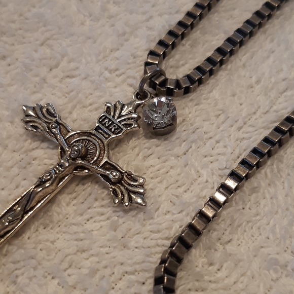 INR Cross & crystal necklace - Picture 3 of 4